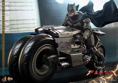 The Flash Movie Masterpiece Action Figure wih Vehicle 1/6 Batman & Batcycle Set 30 cm - Hot Toys Action Figures
